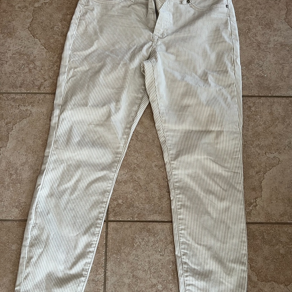 D. Jeans Beige Striped Denim